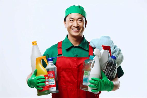 男性家政服务人员拿着清洁用品保洁清洁